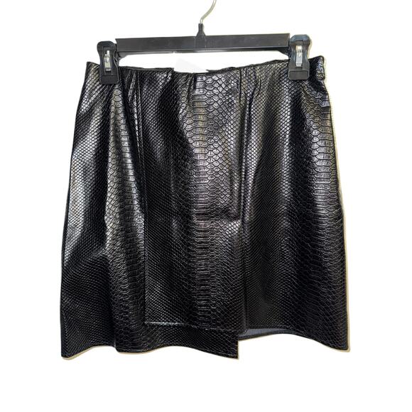 J.O.A. Just One Answer Faux Leather Overlap Mini Skirt in BlackSize Small NEW - Picture 4 of 9